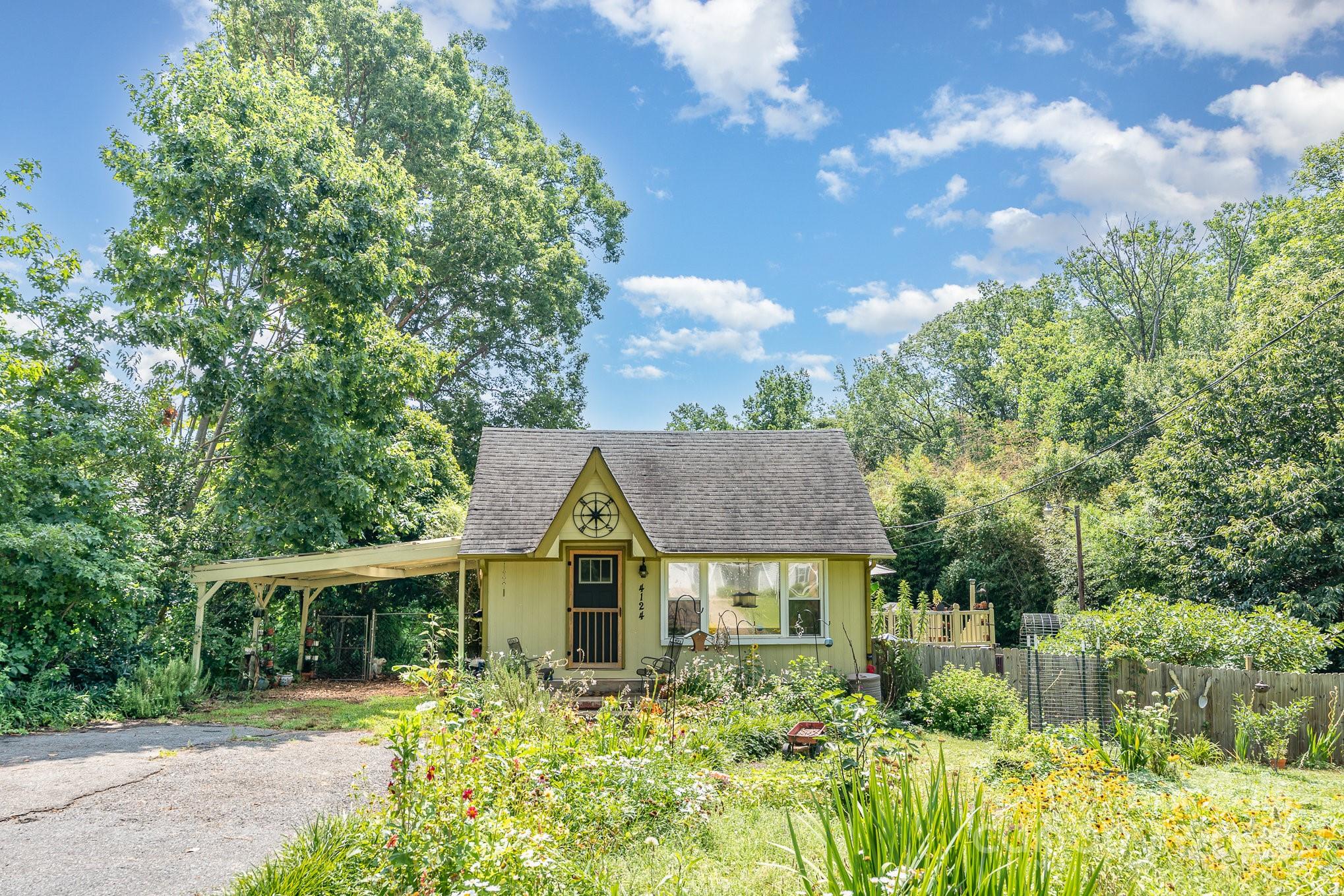 4124 Oakwood Road, Charlotte NC 28269