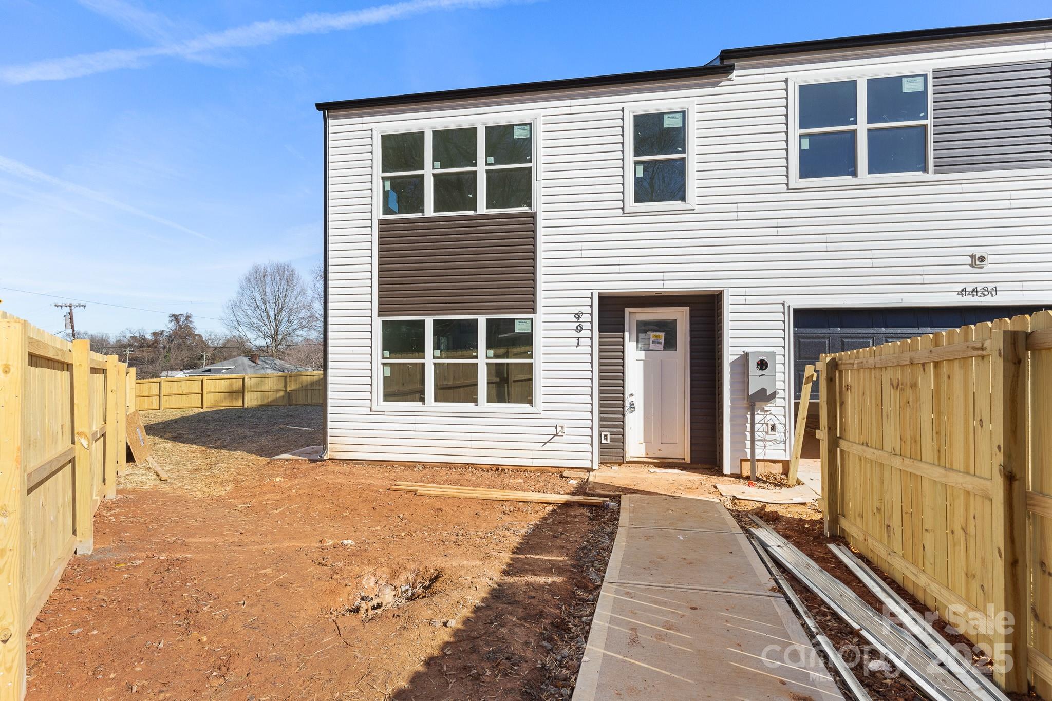 901 N Hoskins Road, Charlotte NC 28216