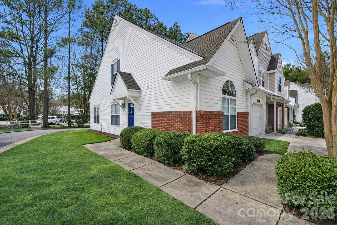 8221 Christmas Court, Charlotte NC 28216