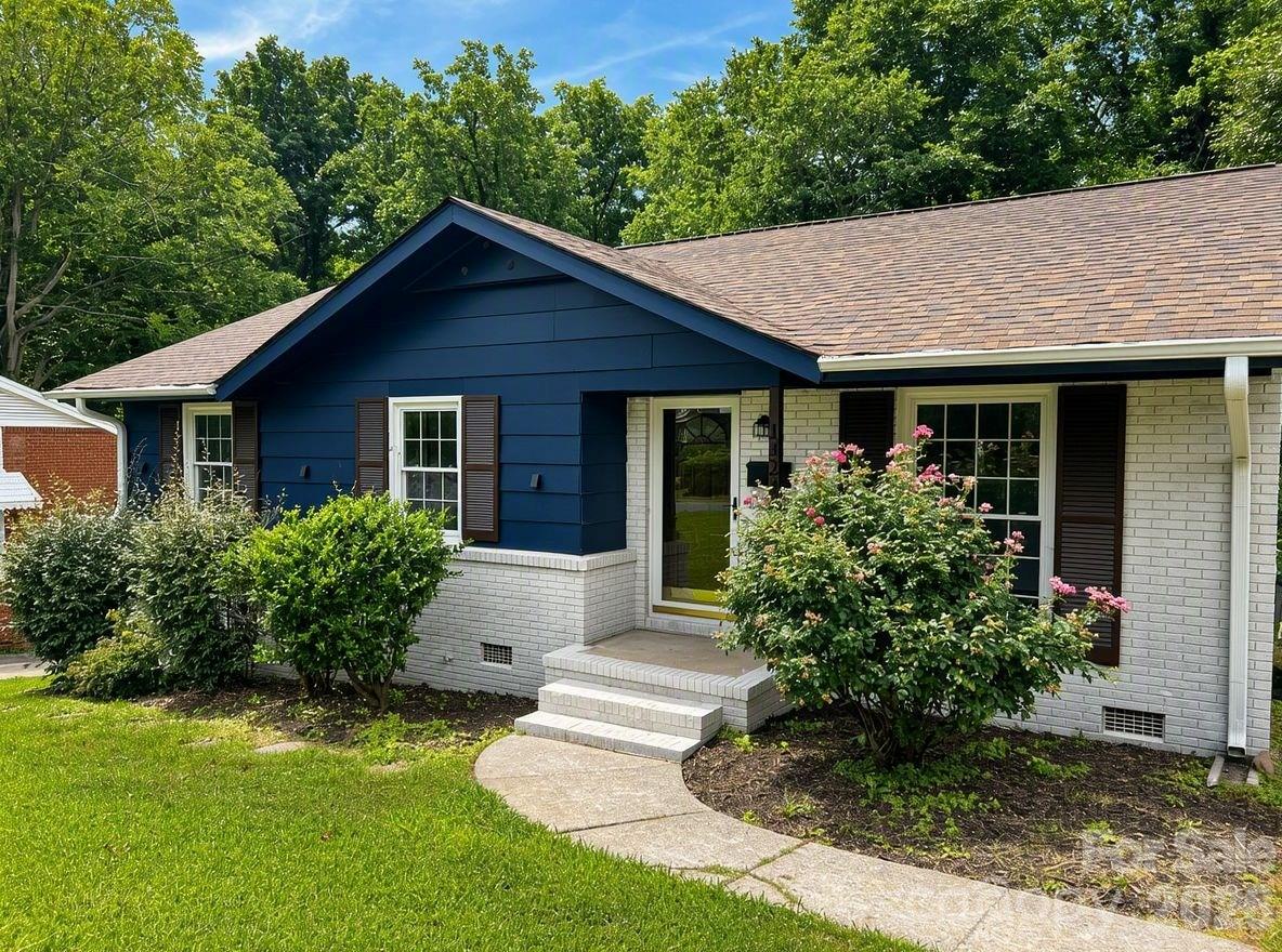 1423 Chelveston Drive, Charlotte NC 28208