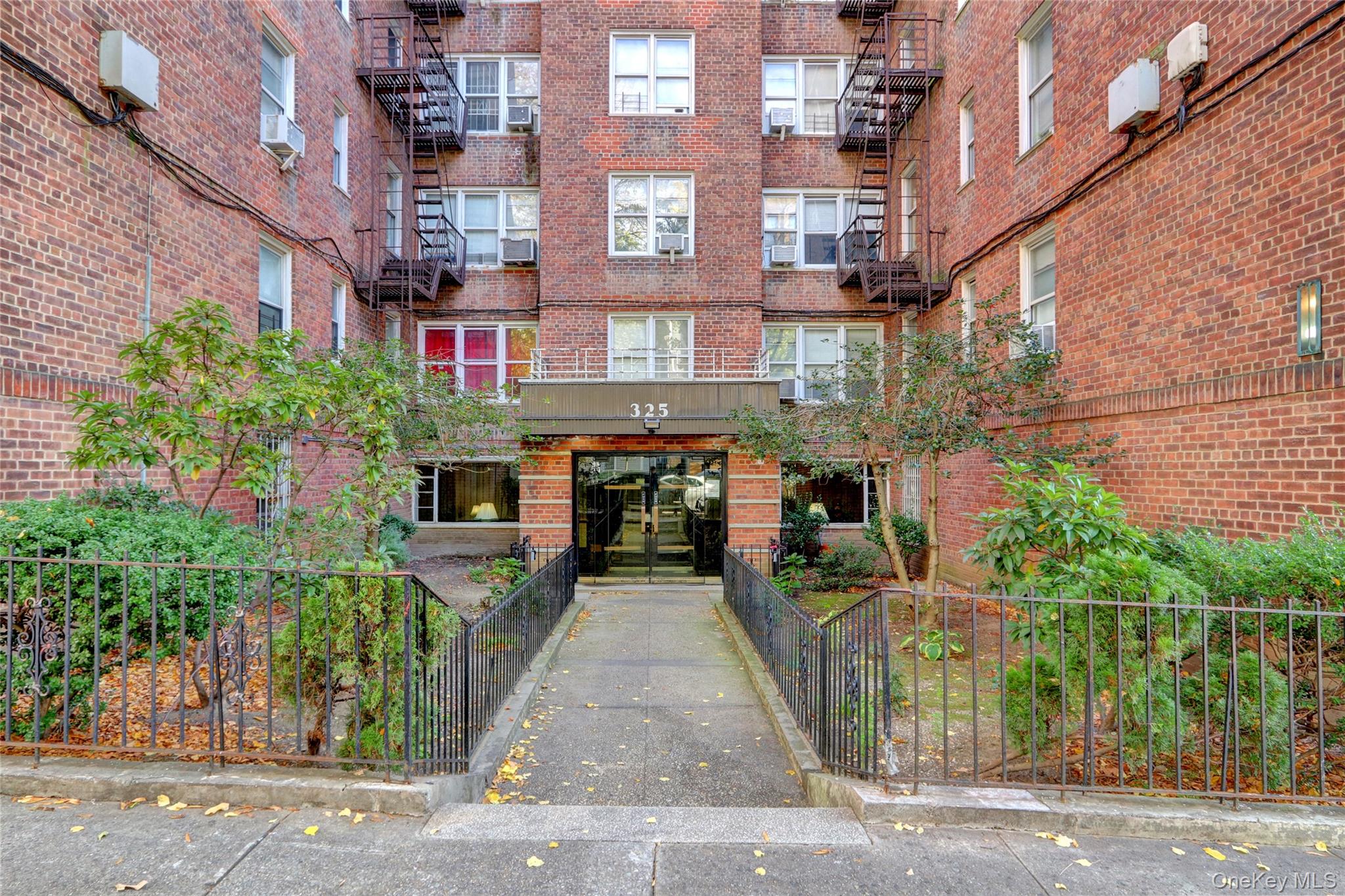 325 E 201st Street Unit 3J, Bronx NY 10458