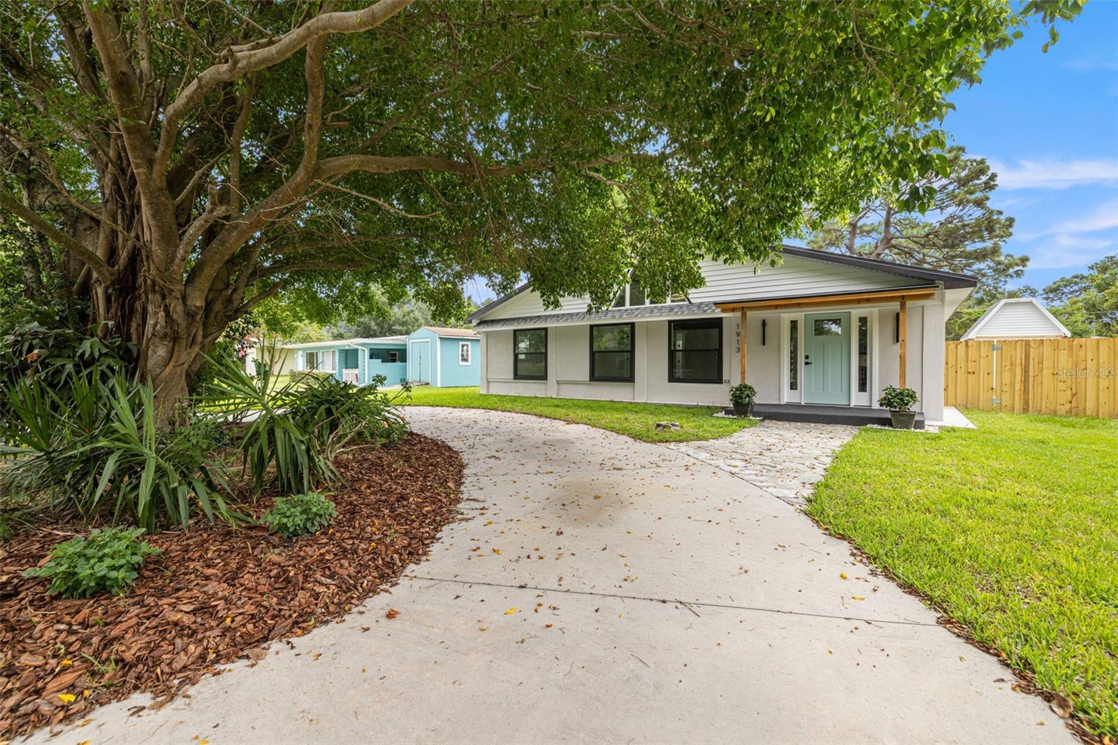 1913 LAKEWOOD DR, Clearwater FL 33763
