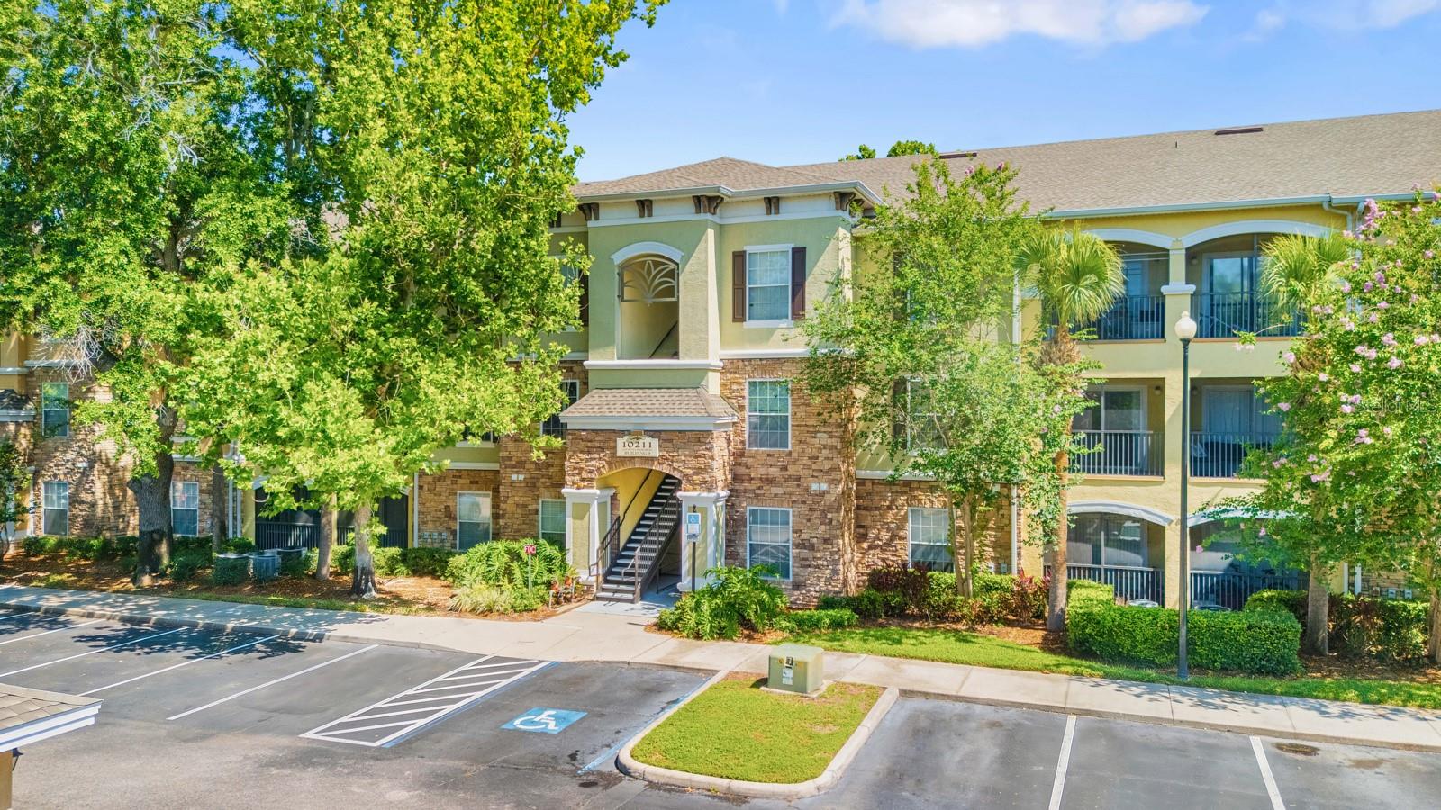 10211 COURTNEY PALMS #303, Tampa FL 33619