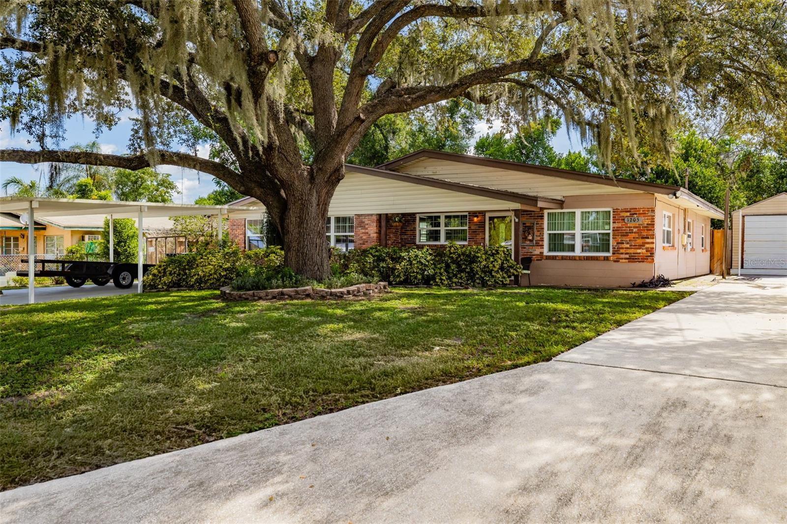 1205 W CAMELLIA DR, Brandon FL 33510