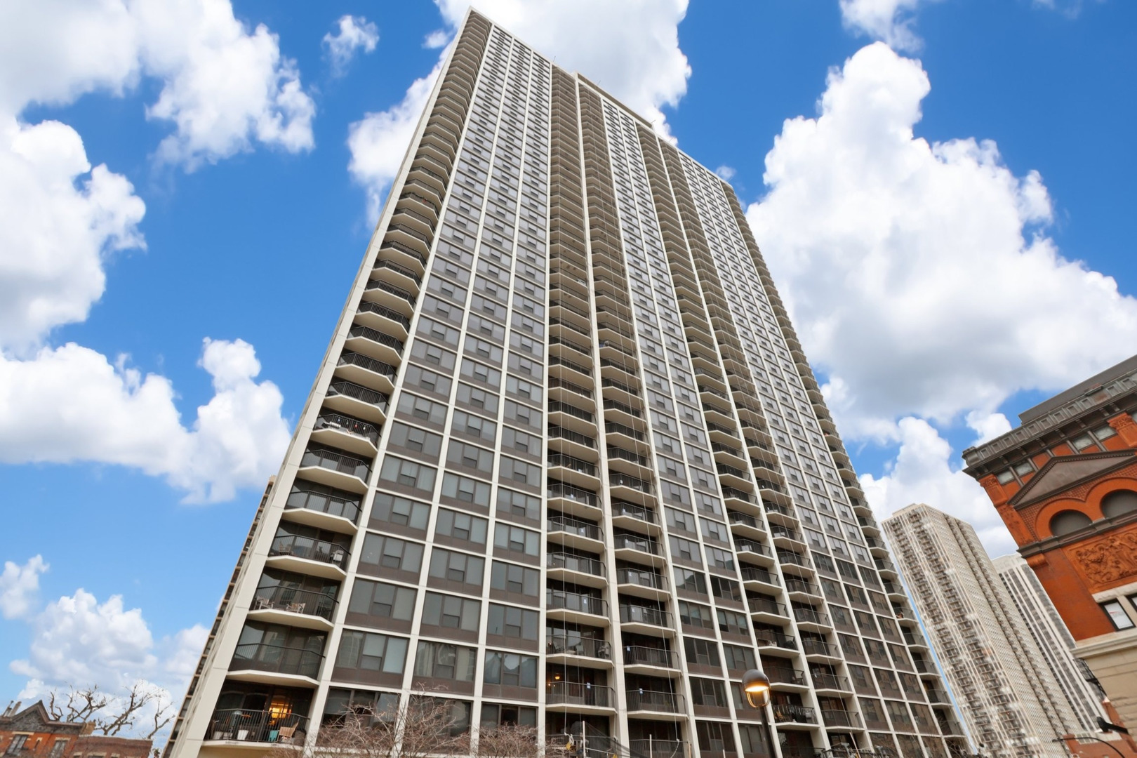 1560 N Sandburg Terrace Unit 4201J Chicago IL 60610 1560-n-sandburg-terrace-unit-4201j-chicago-il-60610