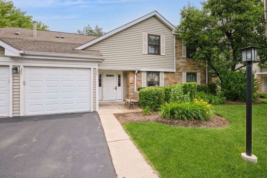 371 Southbury Court Unit B2, Schaumburg IL 60193