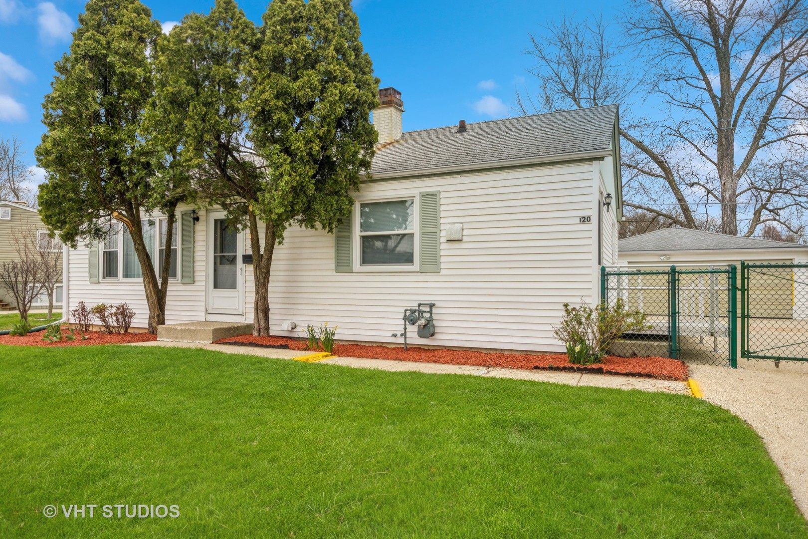 120 Madera Circle, Carpentersville IL 60110