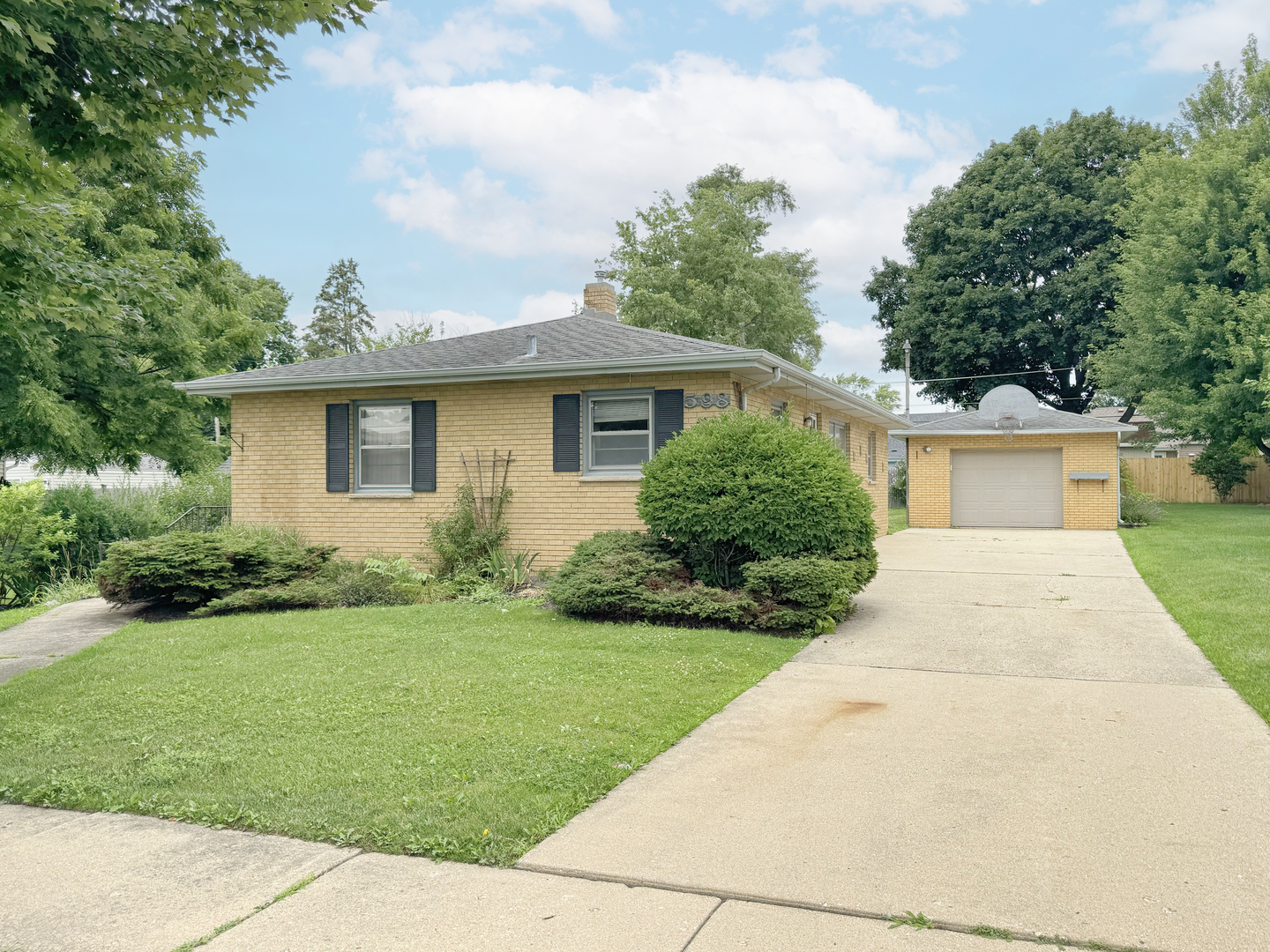598 Oakhill Road, Elgin IL 60120