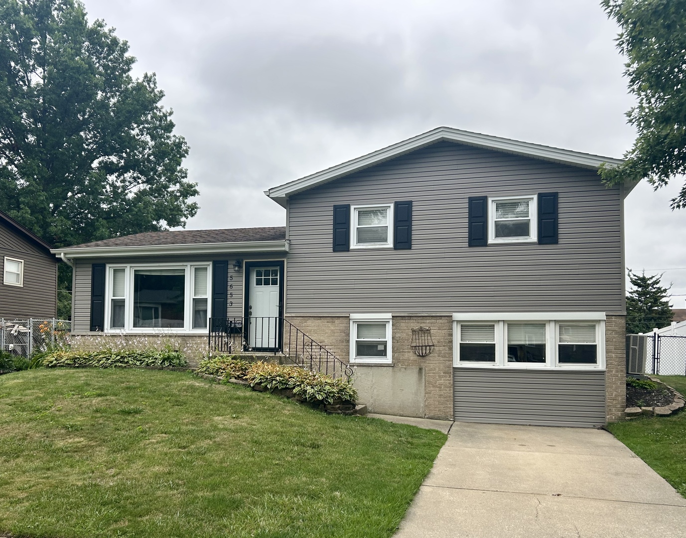 5653 Dover Road, Oak Forest IL 60452