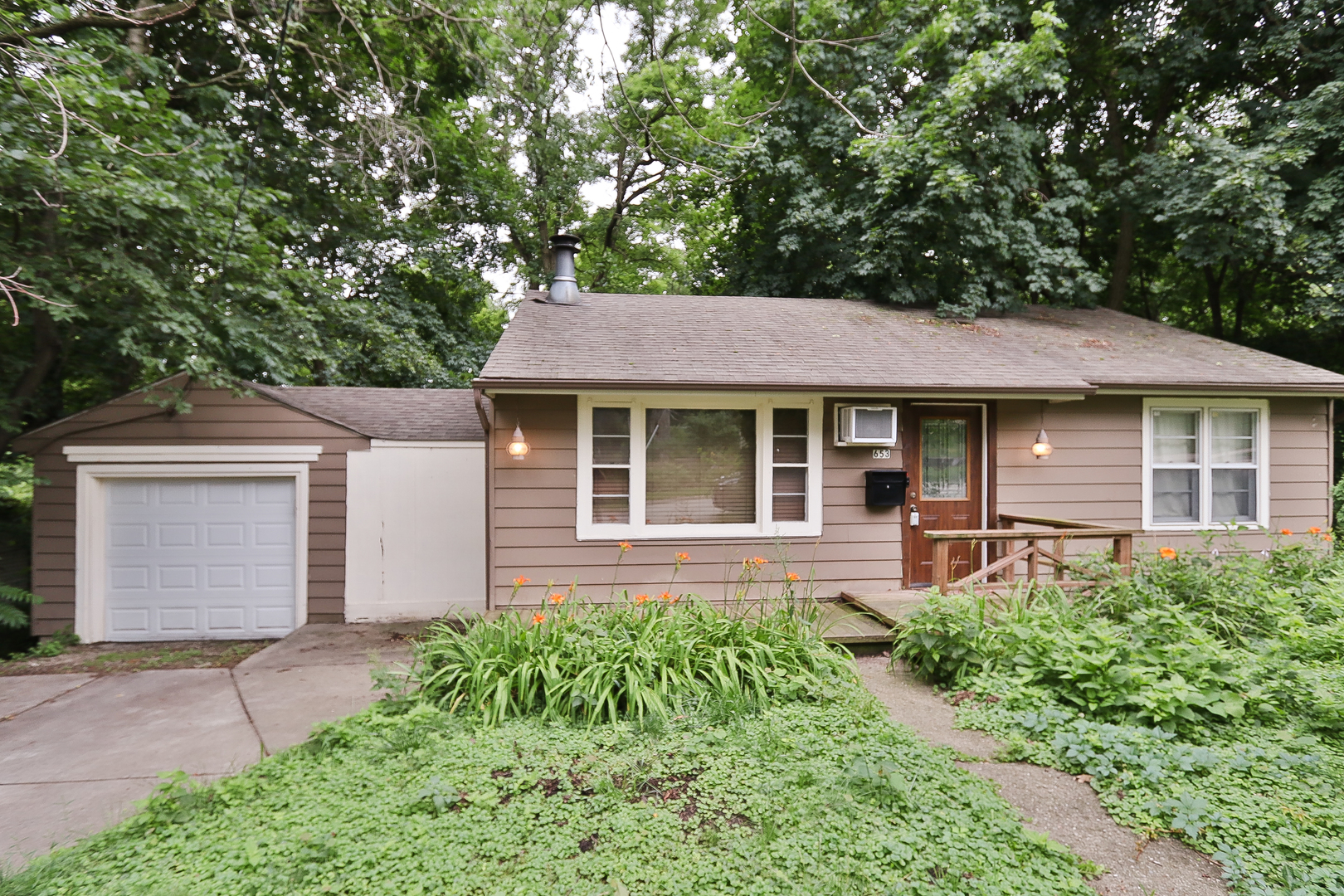 653 Eastview Street, Elgin IL 60120