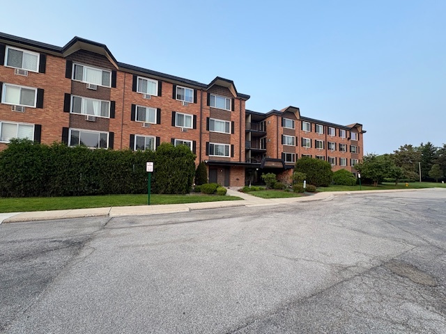 1227 S Old Wilke Road Unit 104, Arlington Heights IL 60005