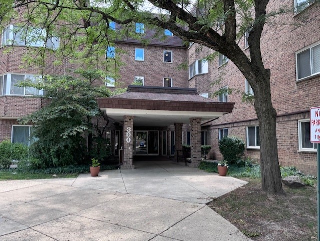 300 S Roselle Road Unit 307, Schaumburg IL 60193