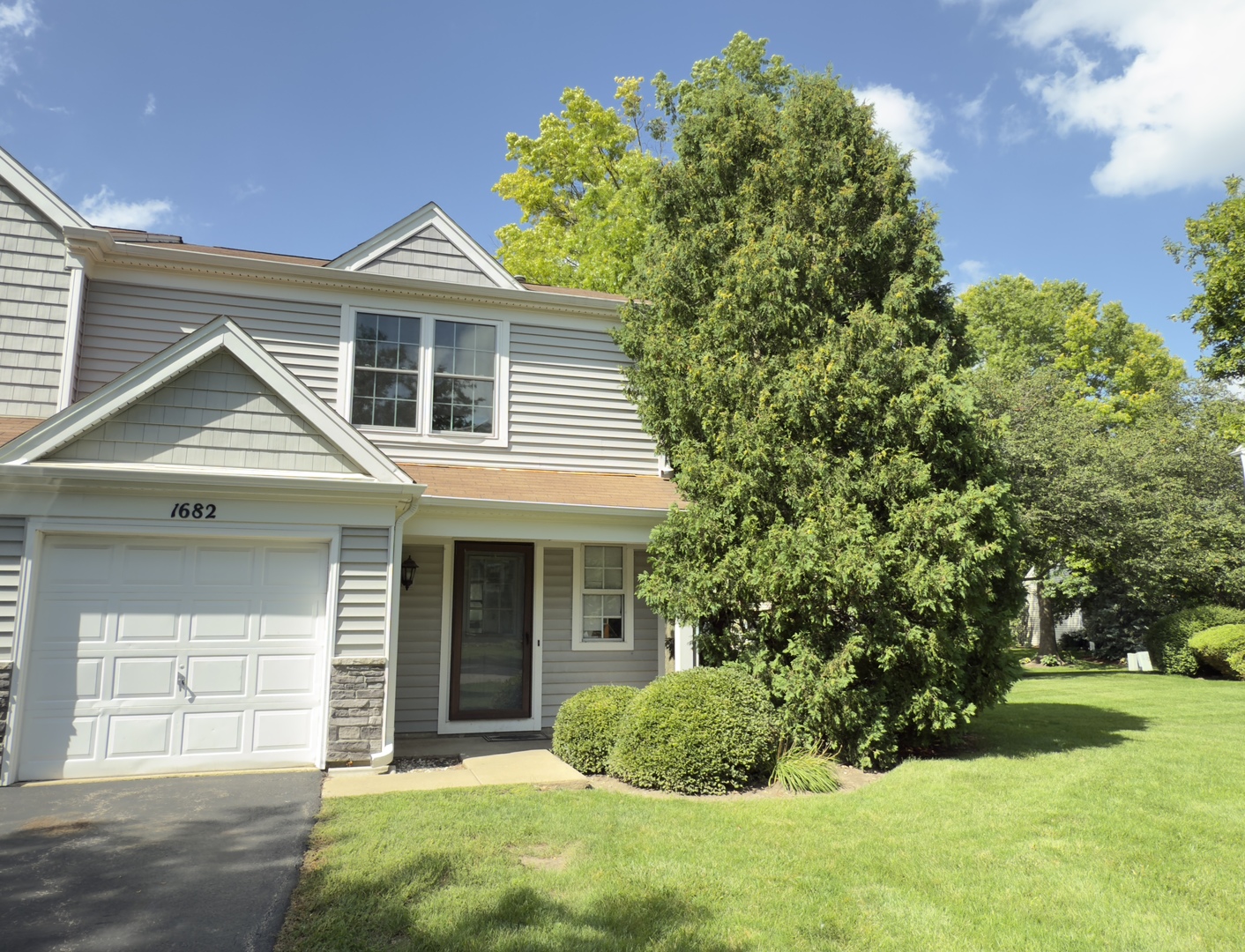 1682 College Green Avenue, Elgin IL 60123