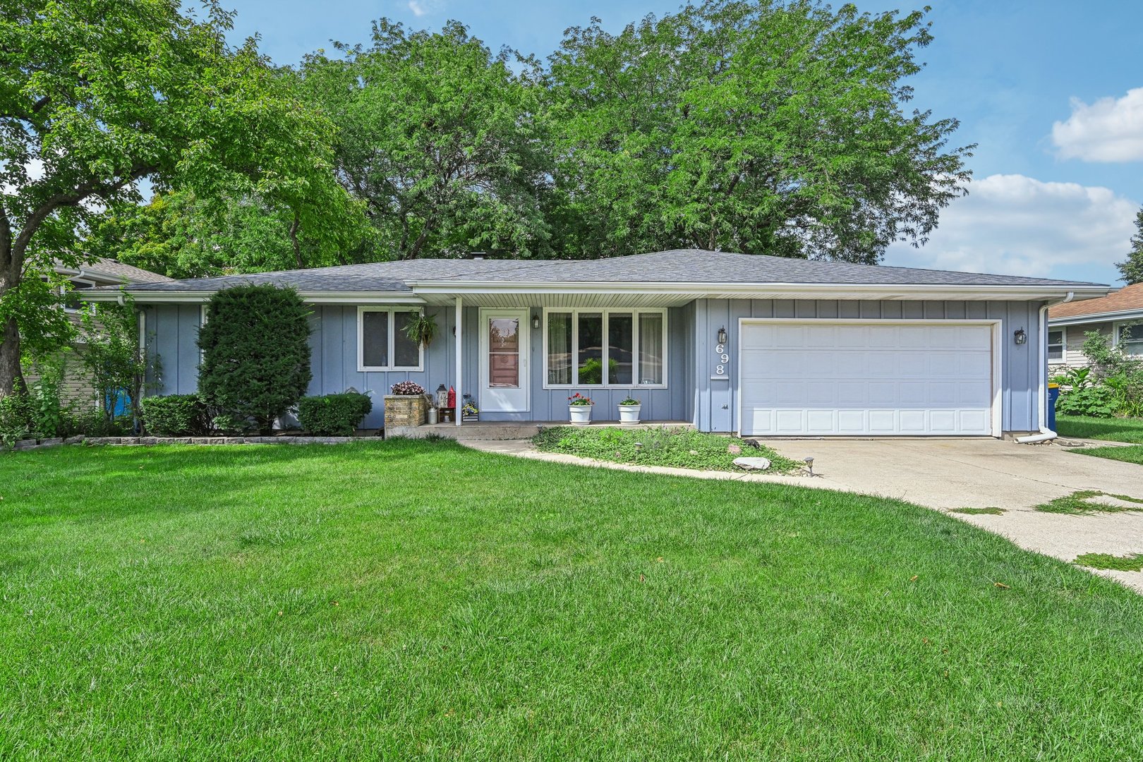 698 Hiawatha Drive, Elgin IL 60120
