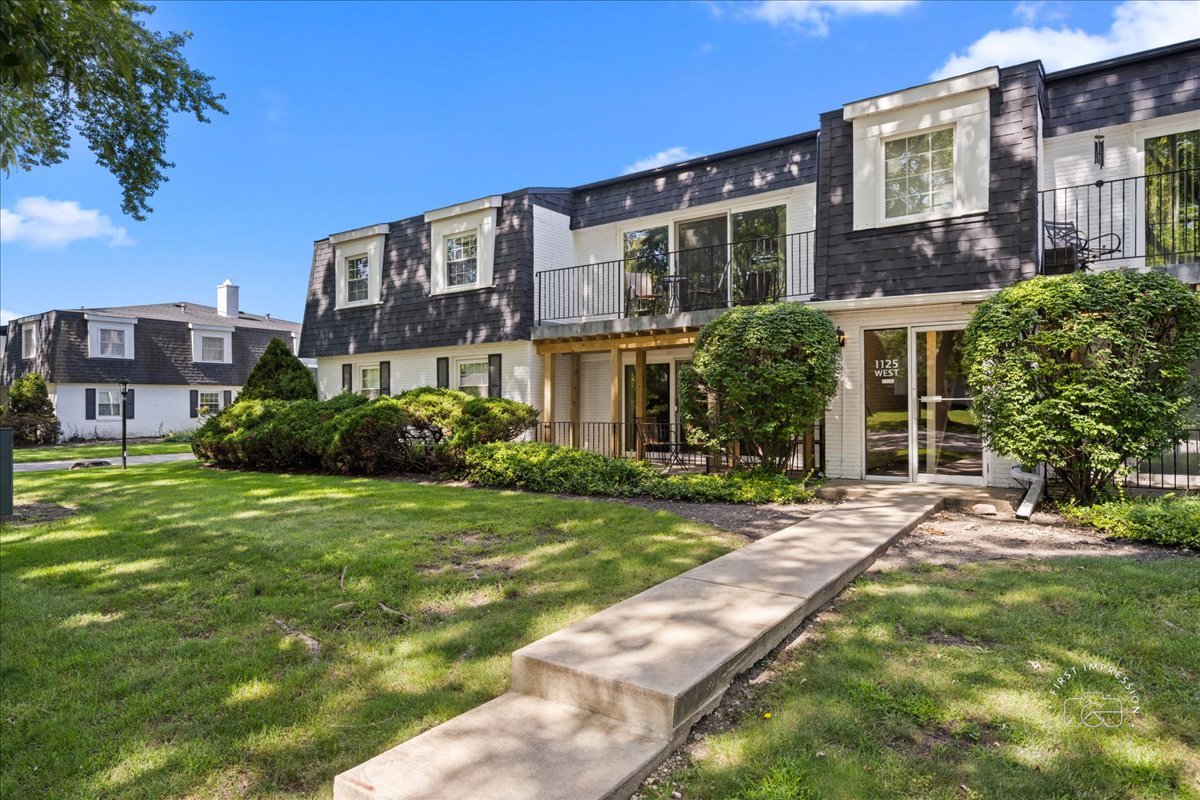 1125 Royal Saint George Drive Unit 208, Naperville IL 60563