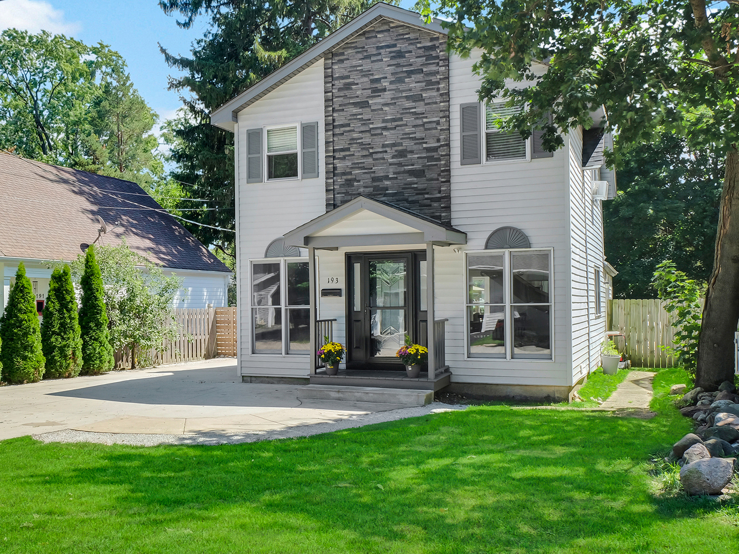 193 Lake Court, Crystal Lake IL 60014