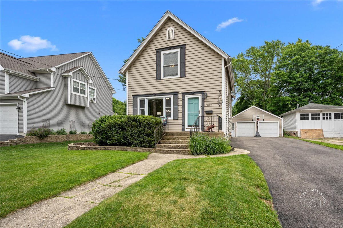 907 Illinois Avenue, St. Charles IL 60174