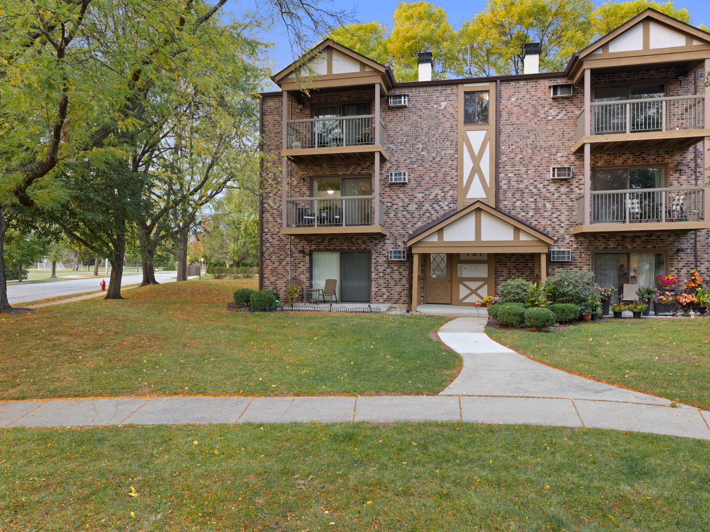 751 S DWYER Avenue Unit F, Arlington Heights IL 60005