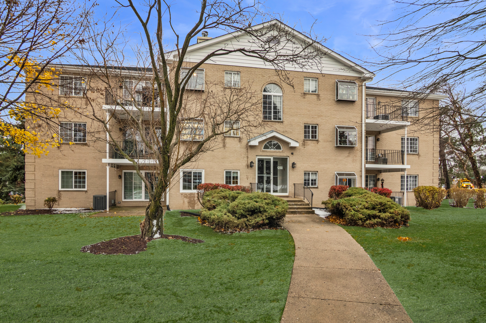 1258 CHALET Road Unit 301, Naperville IL 60563
