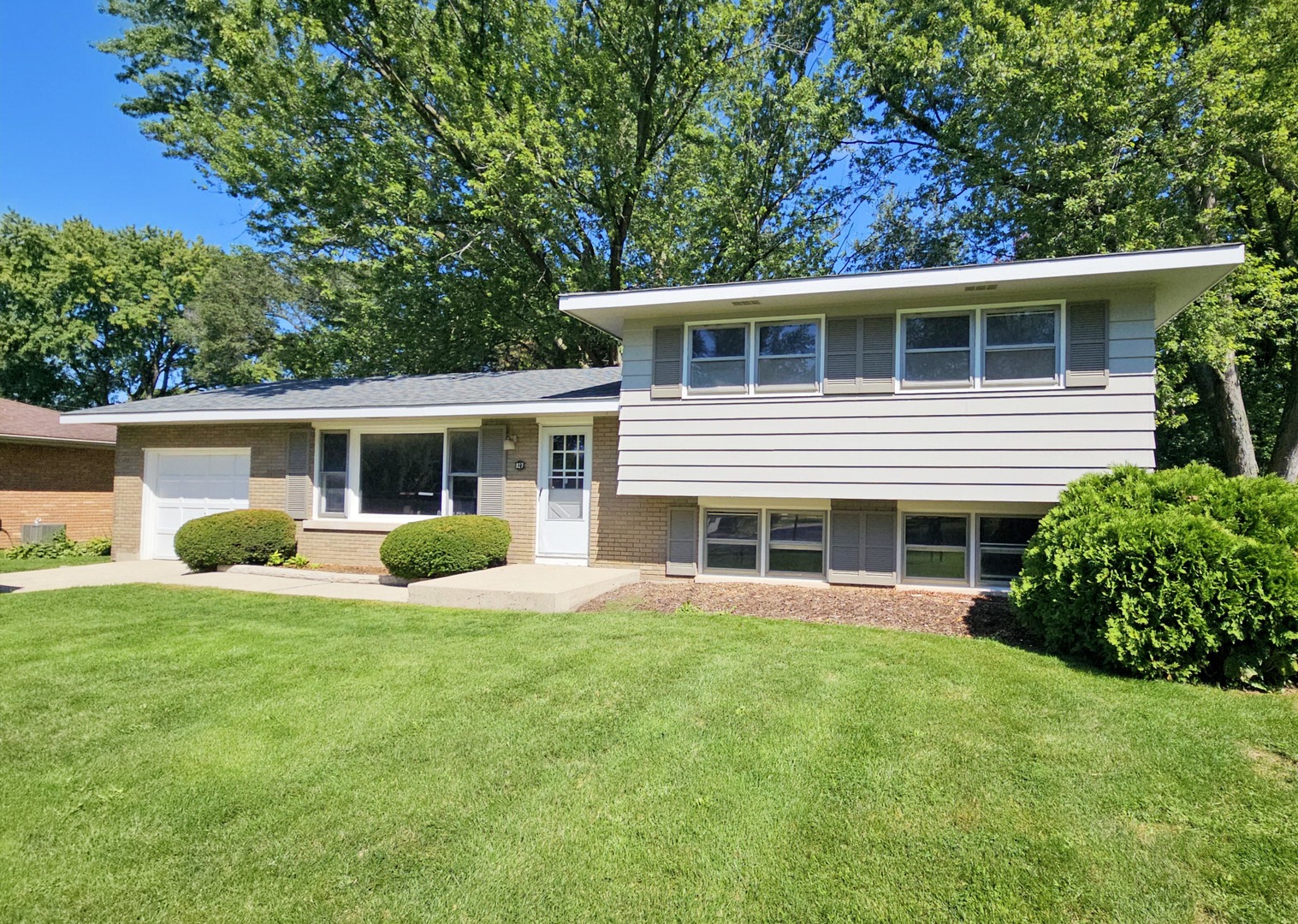 827 Balmoral Drive, East Dundee IL 60118