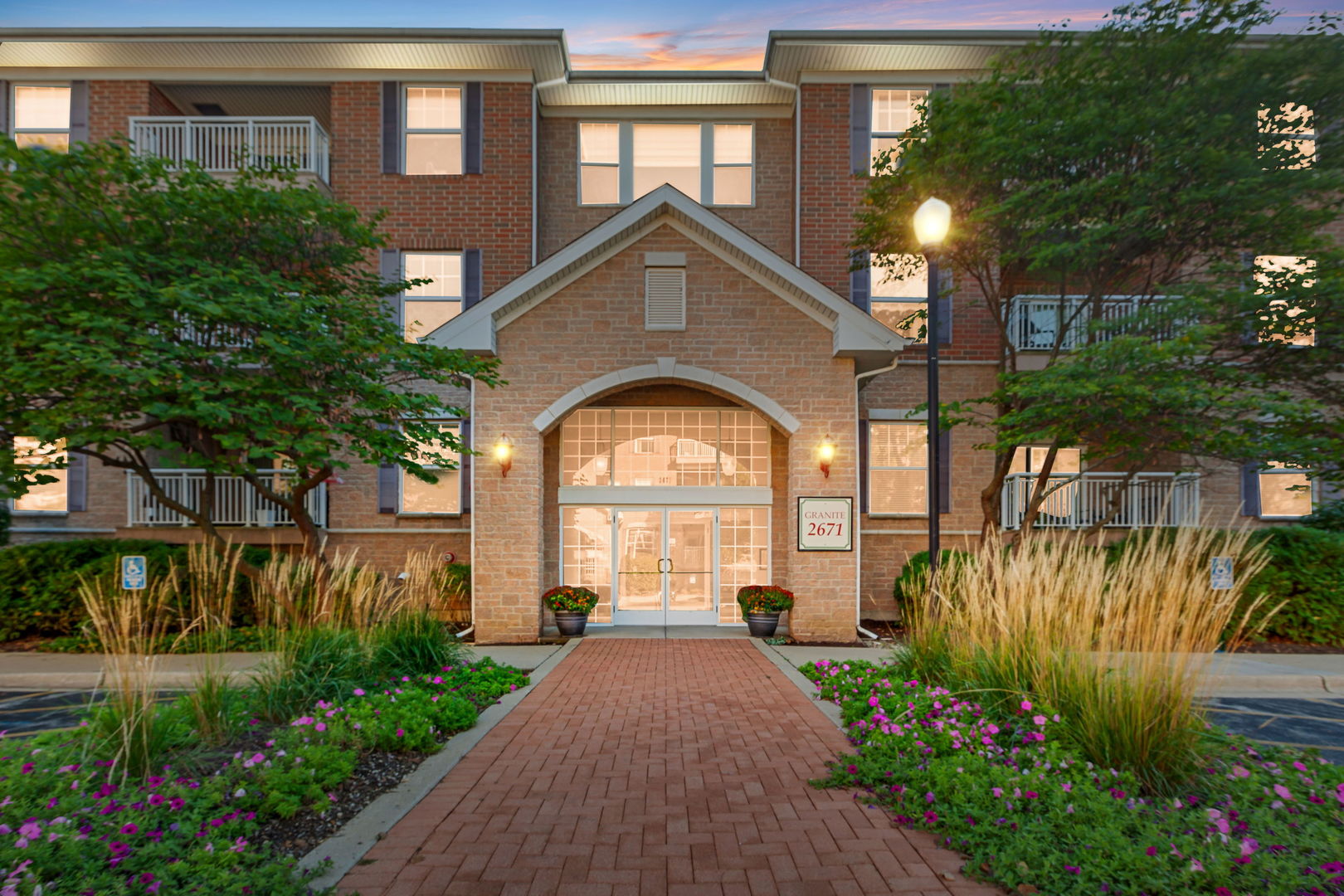 2671 Stone Circle Unit 208, Geneva IL 60134