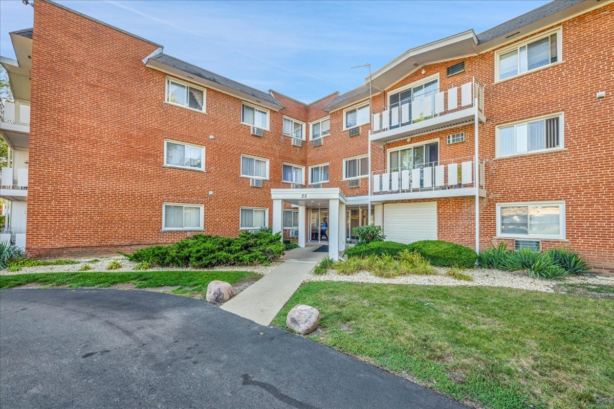 25 E Palatine Road Unit 303, Arlington Heights IL 60004