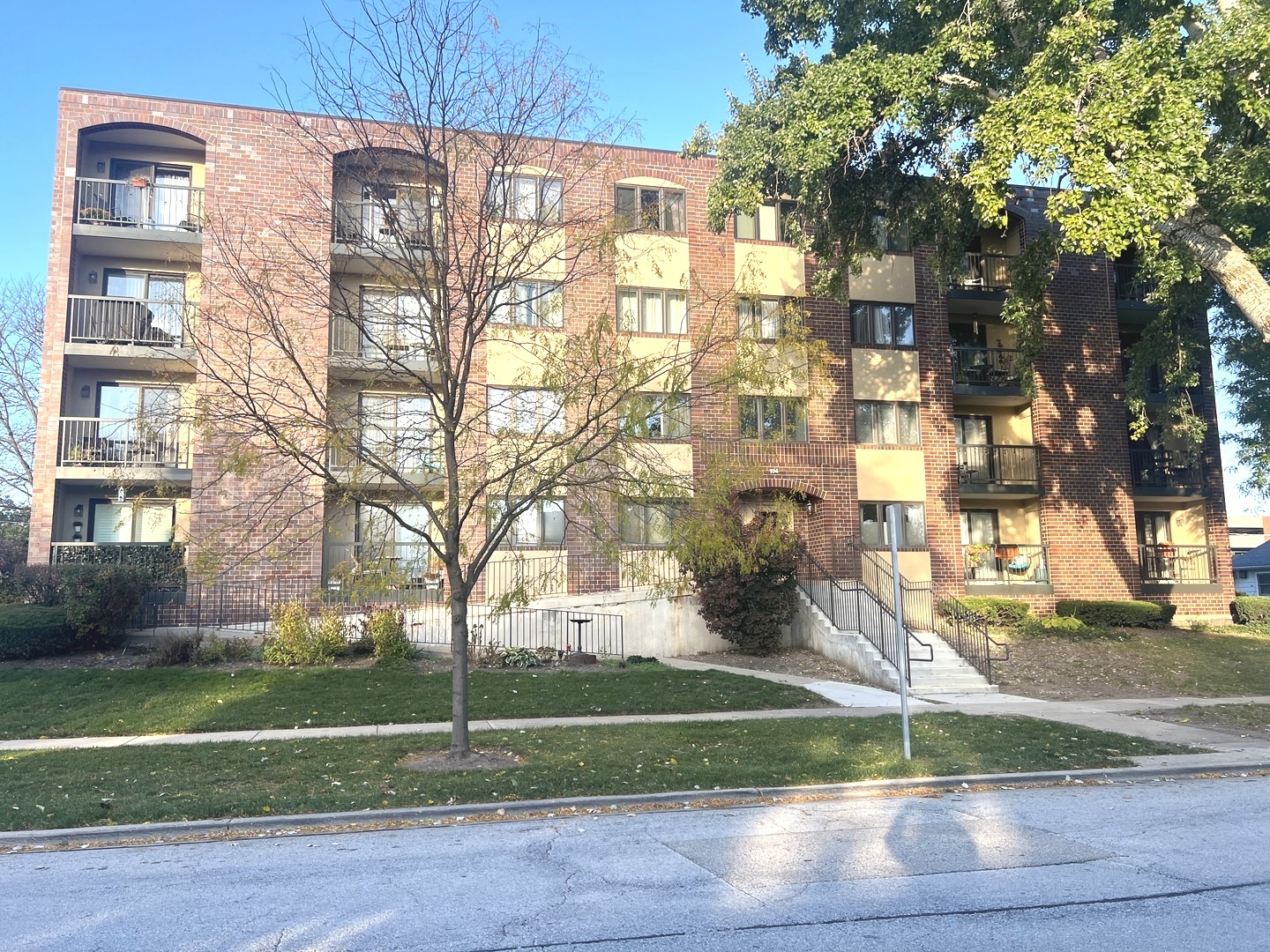 104 N Pine Avenue Unit 302, Arlington Heights IL 60004