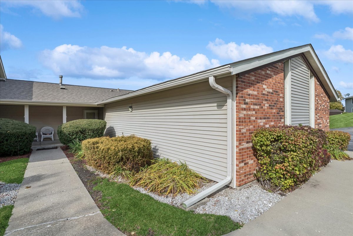 419 N Thornwood Drive Unit A, Mchenry IL 60050