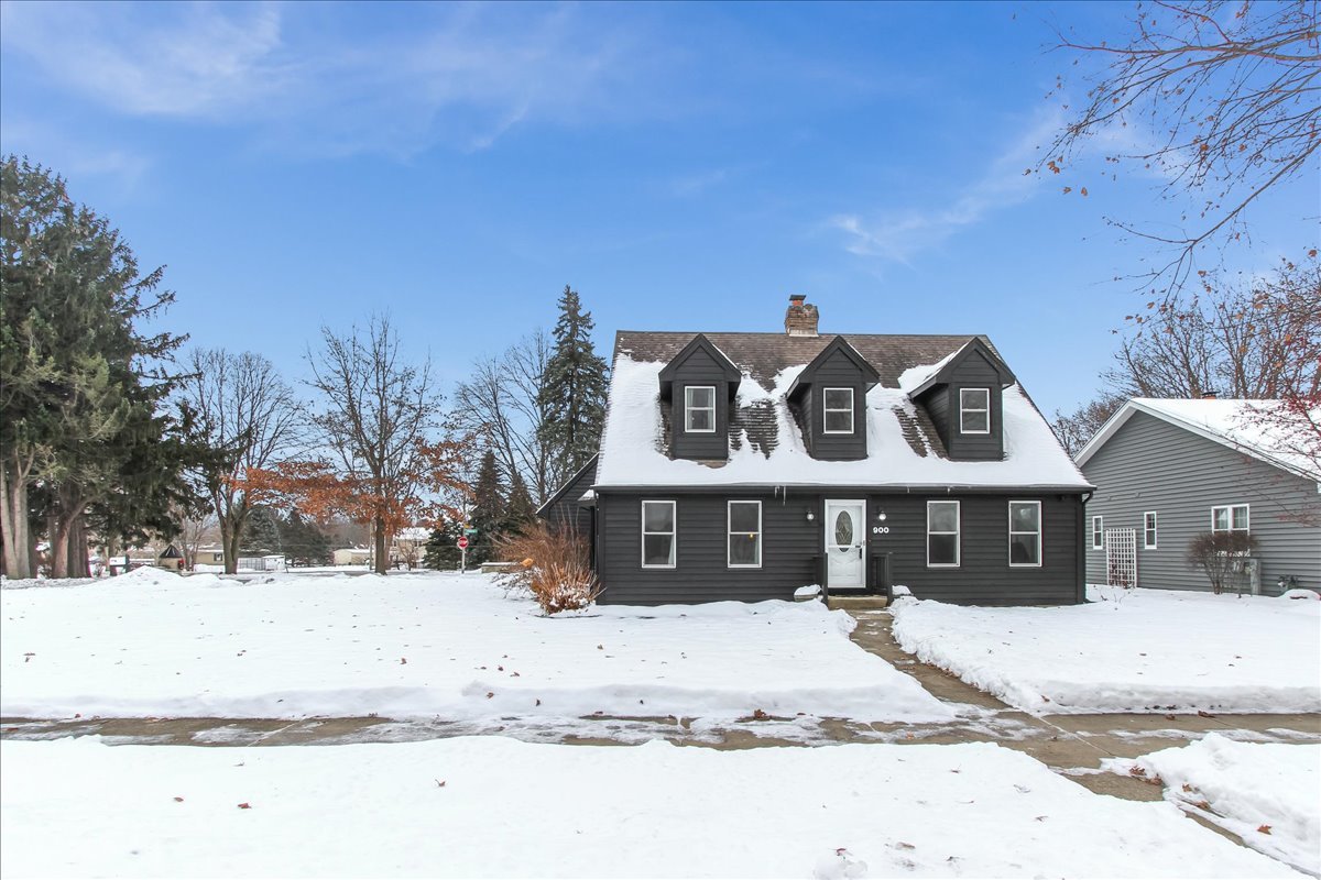 900 Glenmore Lane, Elgin IL 60124