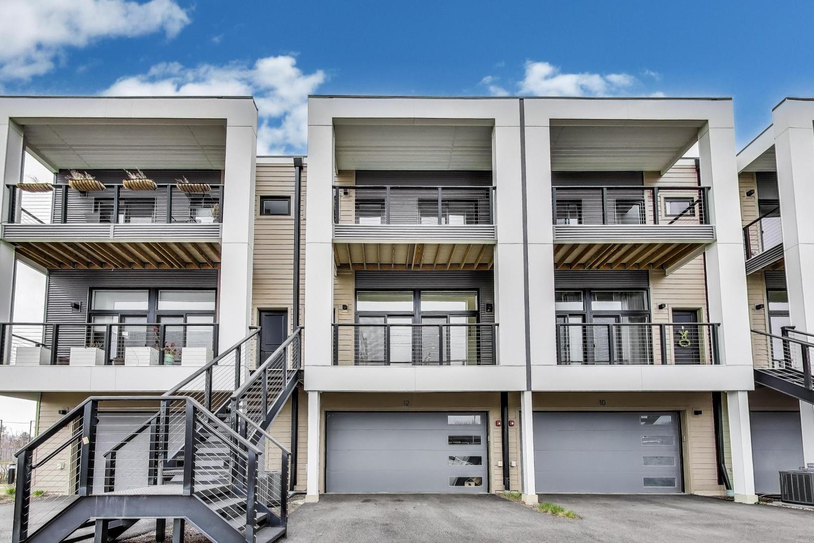 12 Golden Sunset Drive, Lake Zurich IL 60047