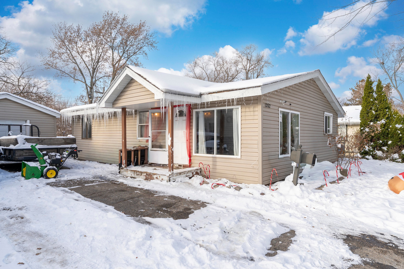 1262 Navajo Drive, Carpentersville IL 60110