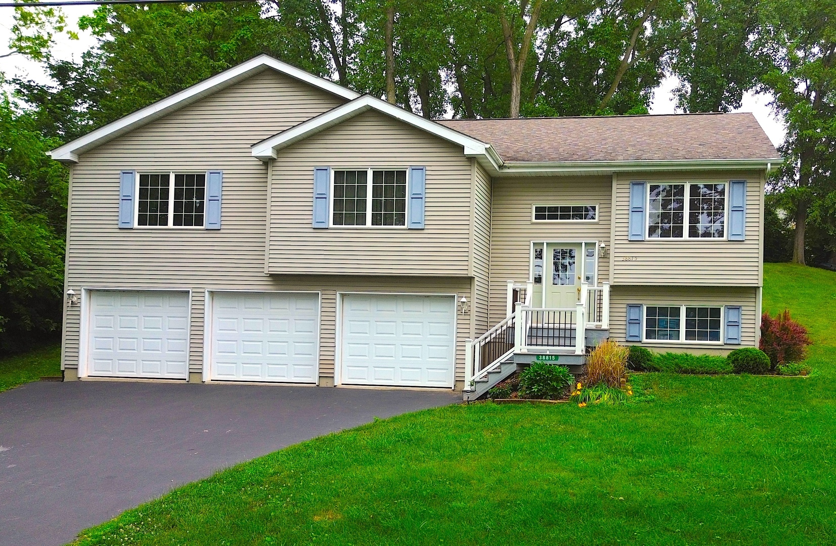 38815 N Broadway Avenue, Antioch IL 60002