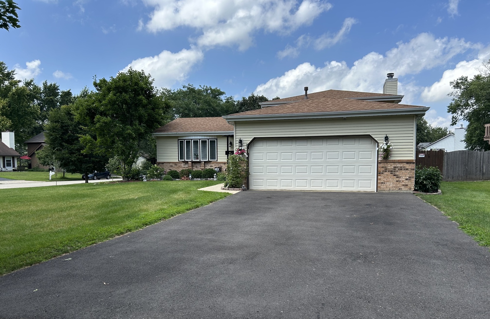 546 Lochwood Drive, Crystal Lake IL 60012