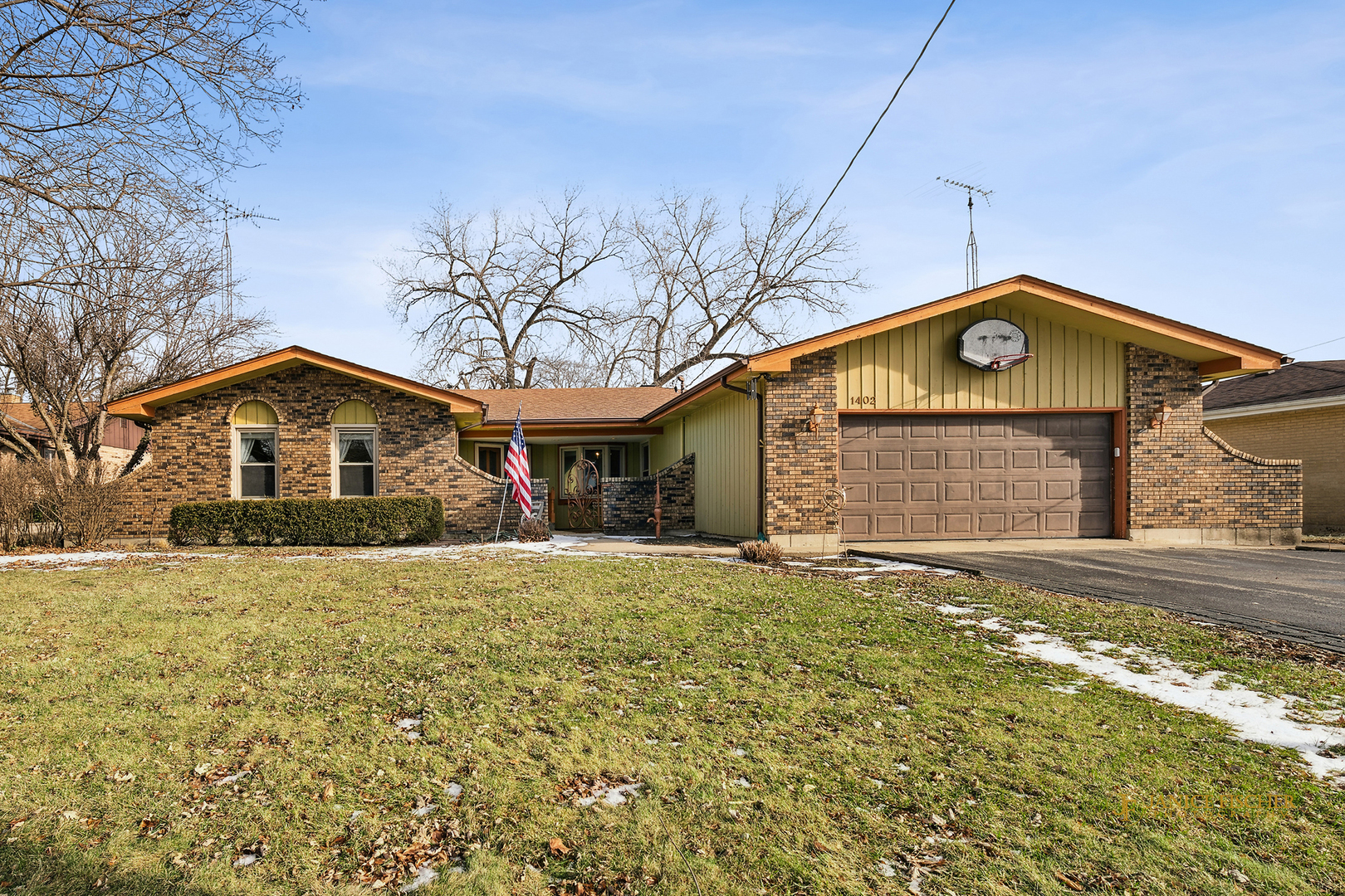 1402 N Millstream Drive, Mchenry IL 60050