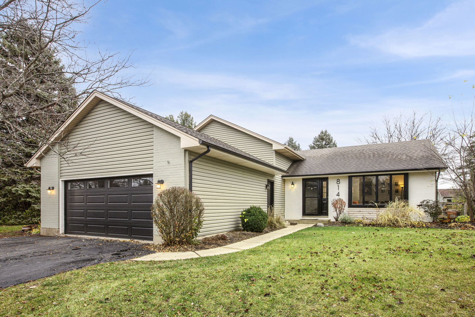 814 roger Road, Woodstock IL 60098