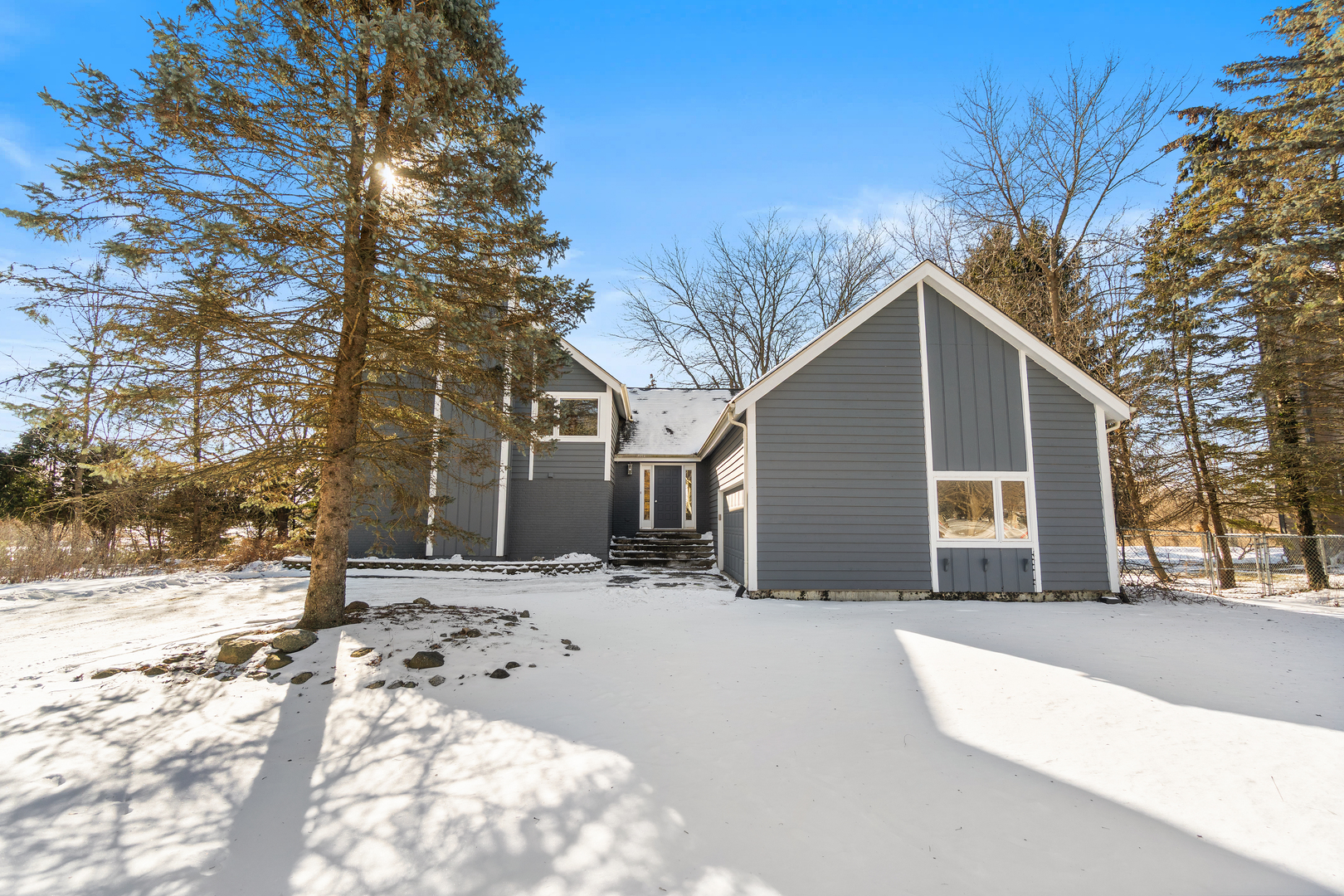 521 N Sharon Drive, Woodstock IL 60098