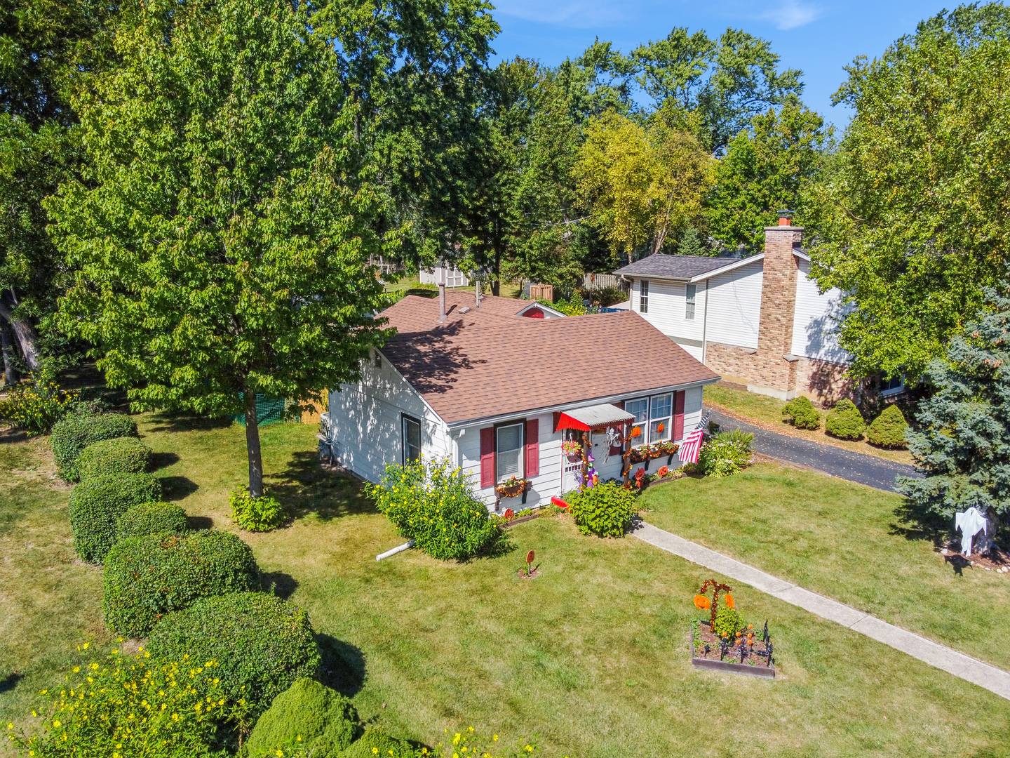 101 Oakleaf Road, Lake In The Hills IL 60156