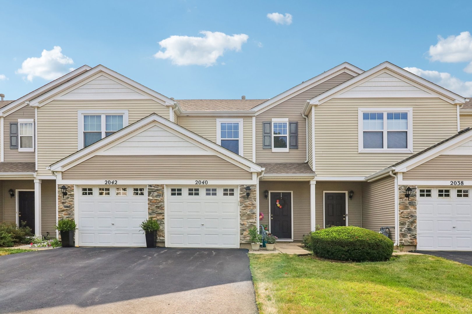 2040 Limestone Lane, Carpentersville IL 60110
