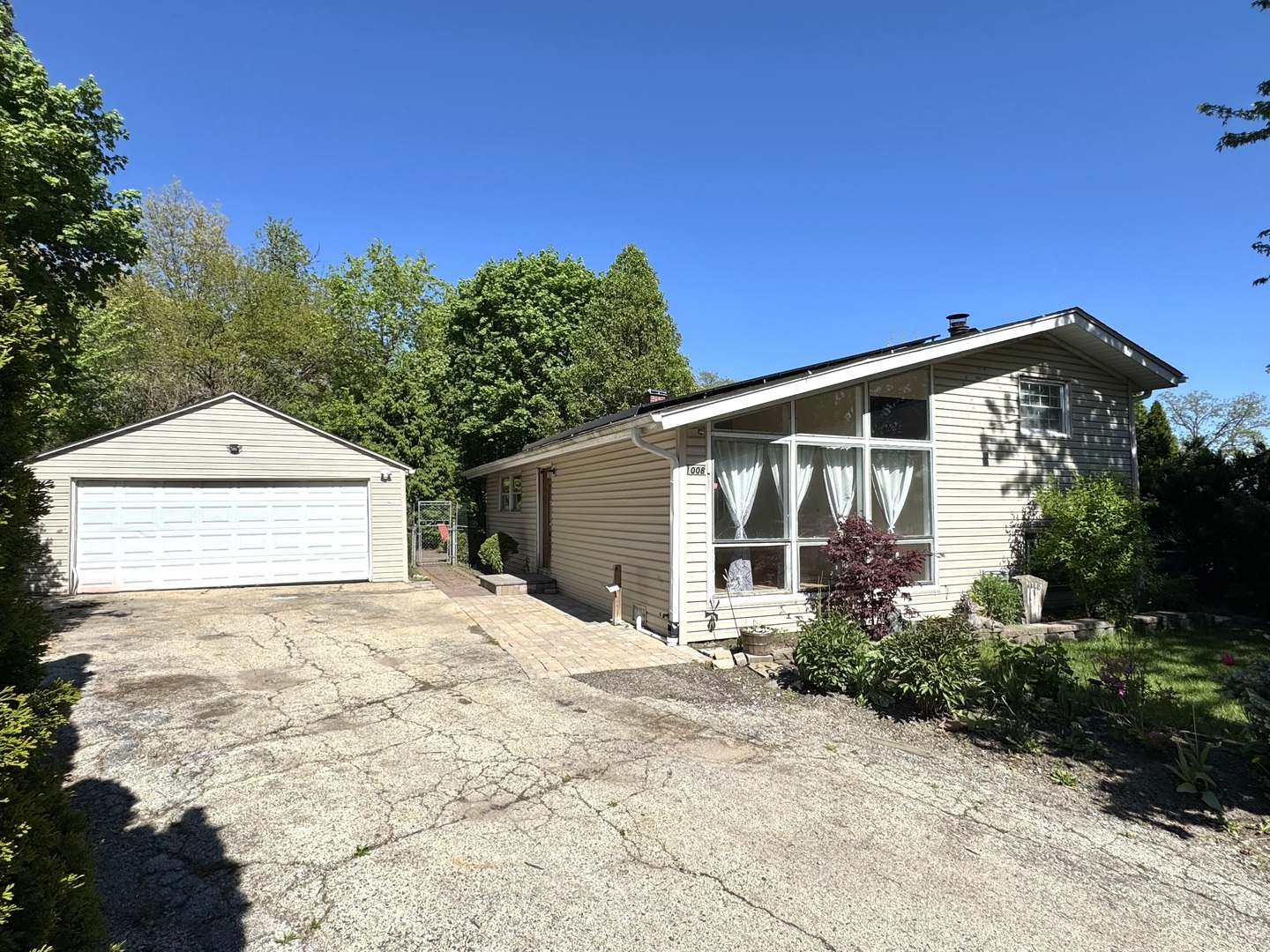 1008 Adams Court, Carpentersville IL 60110