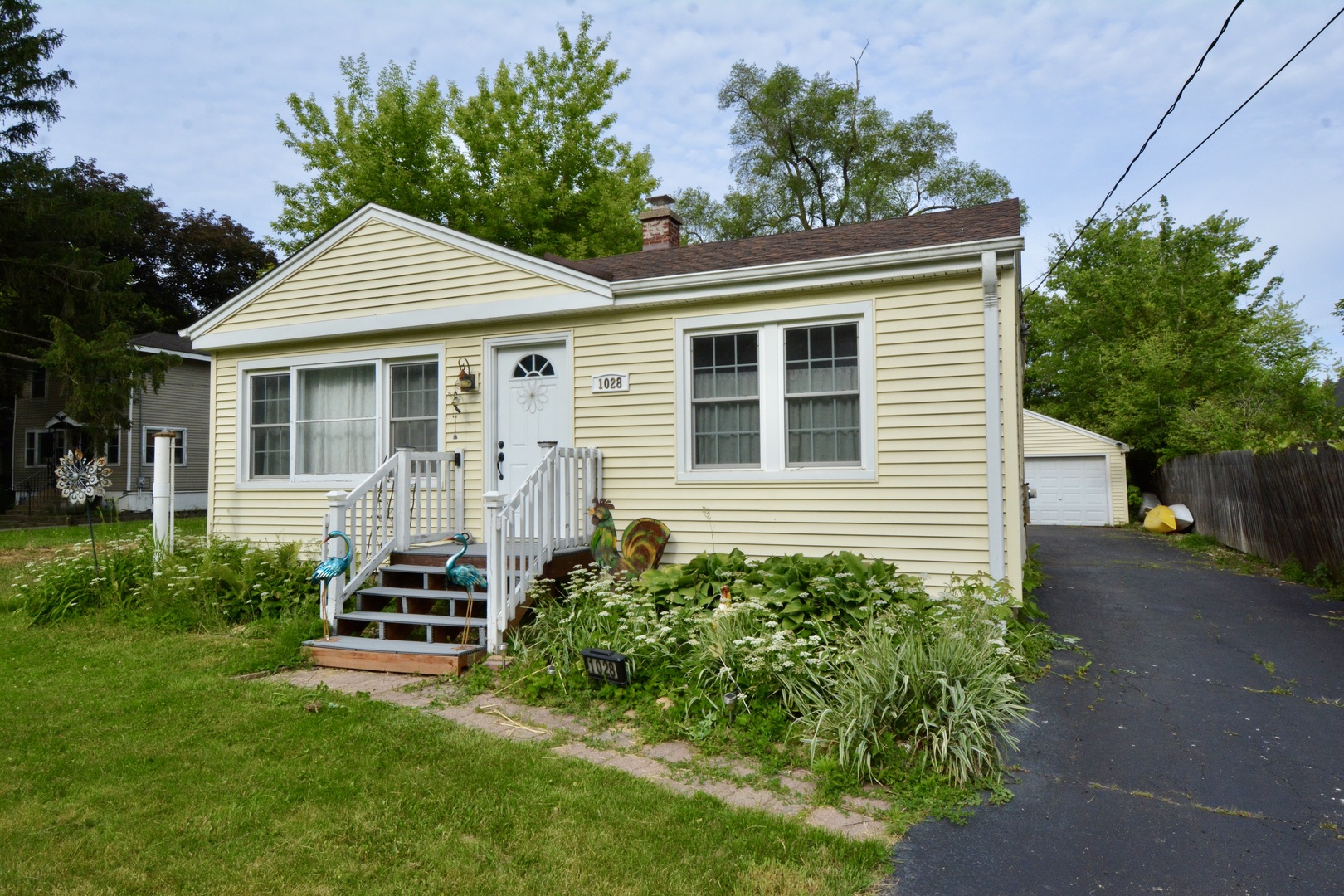 1028 West Drive, South Elgin IL 60177