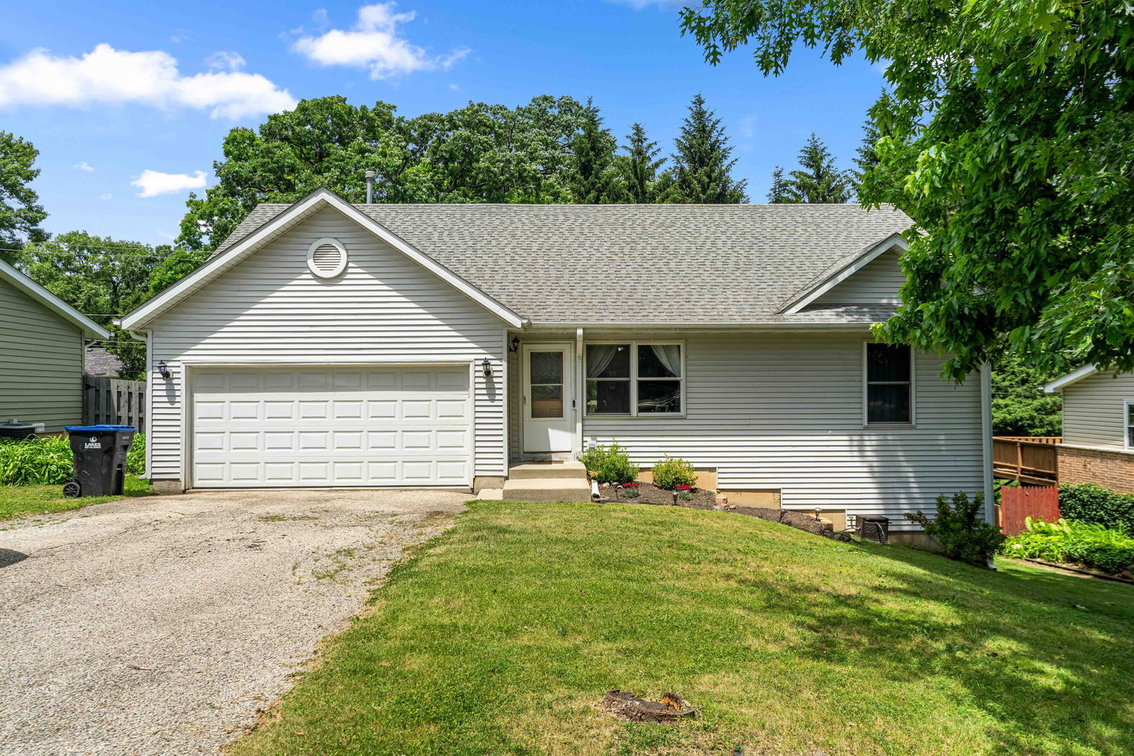 1820 W Oakleaf Drive, Mchenry IL 60051