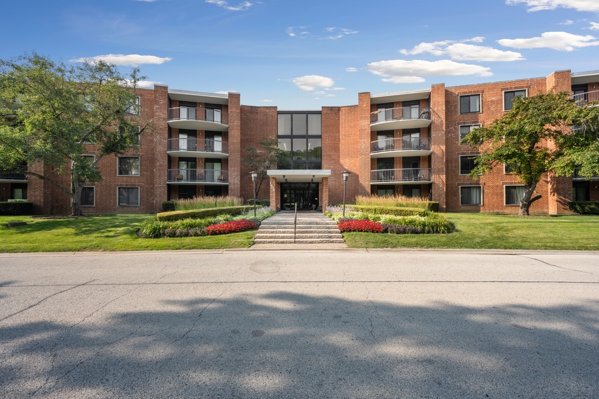 1605 E Central Road Unit 106A, Arlington Heights IL 60005
