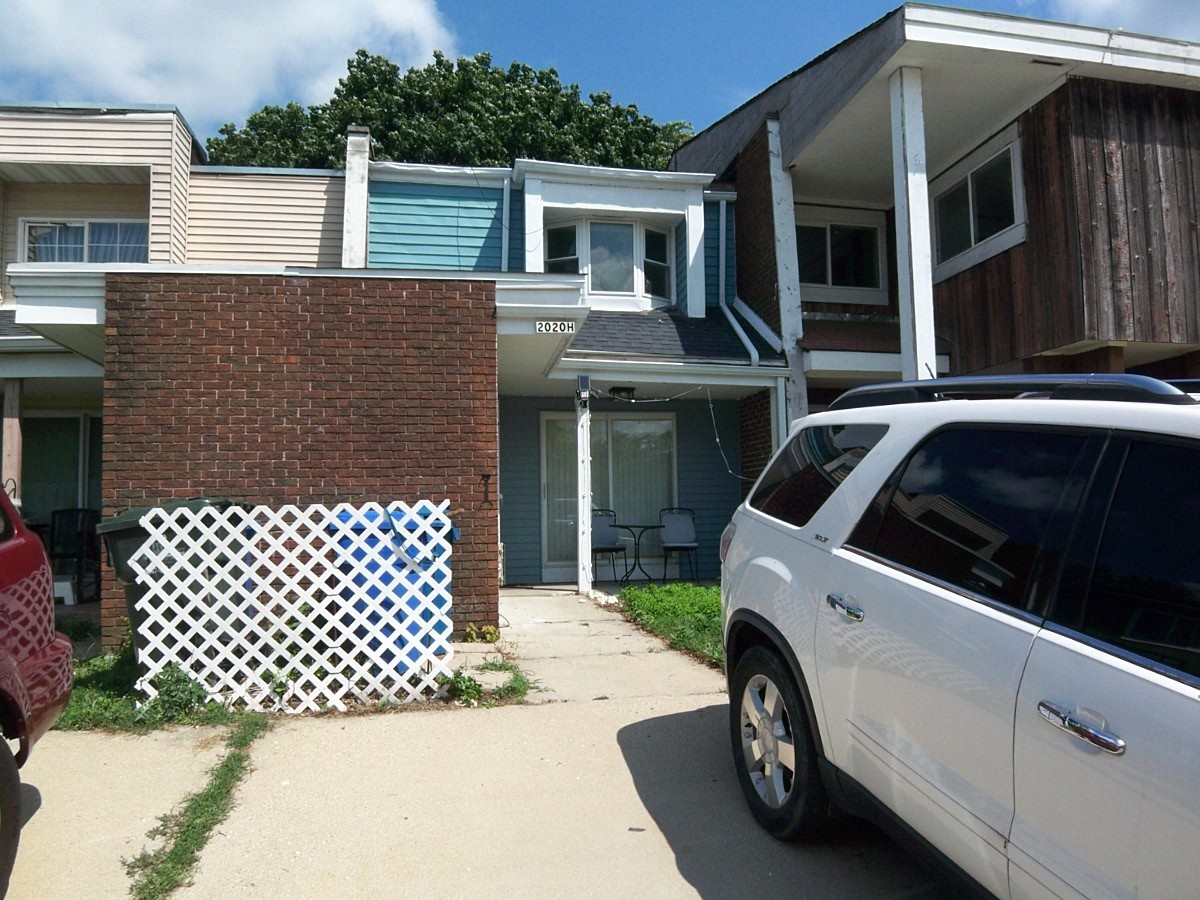2020 Berkshire Circle Unit H, Carpentersville IL 60110