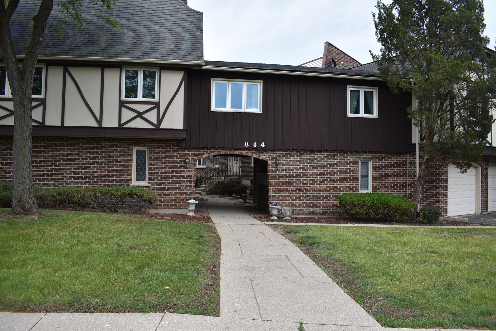 844 Village Quarter Road Unit B5, West Dundee IL 60118