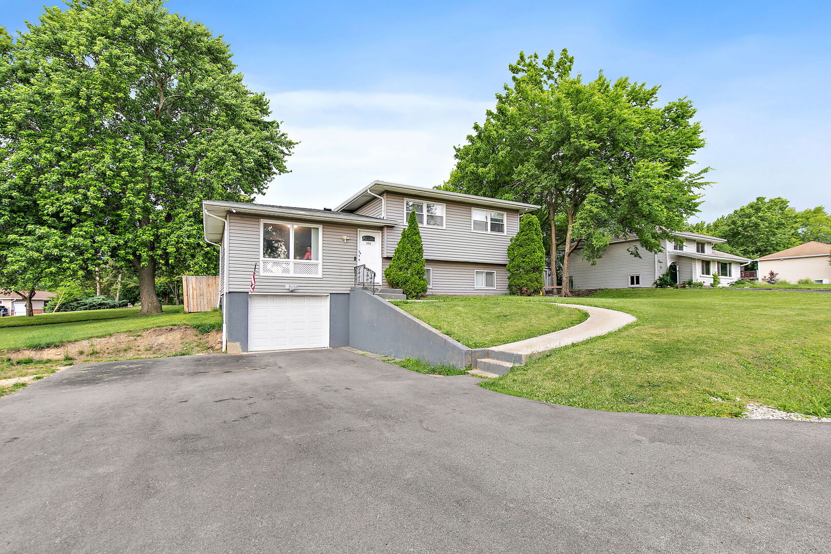 140 Skyline Drive, Carpentersville IL 60110