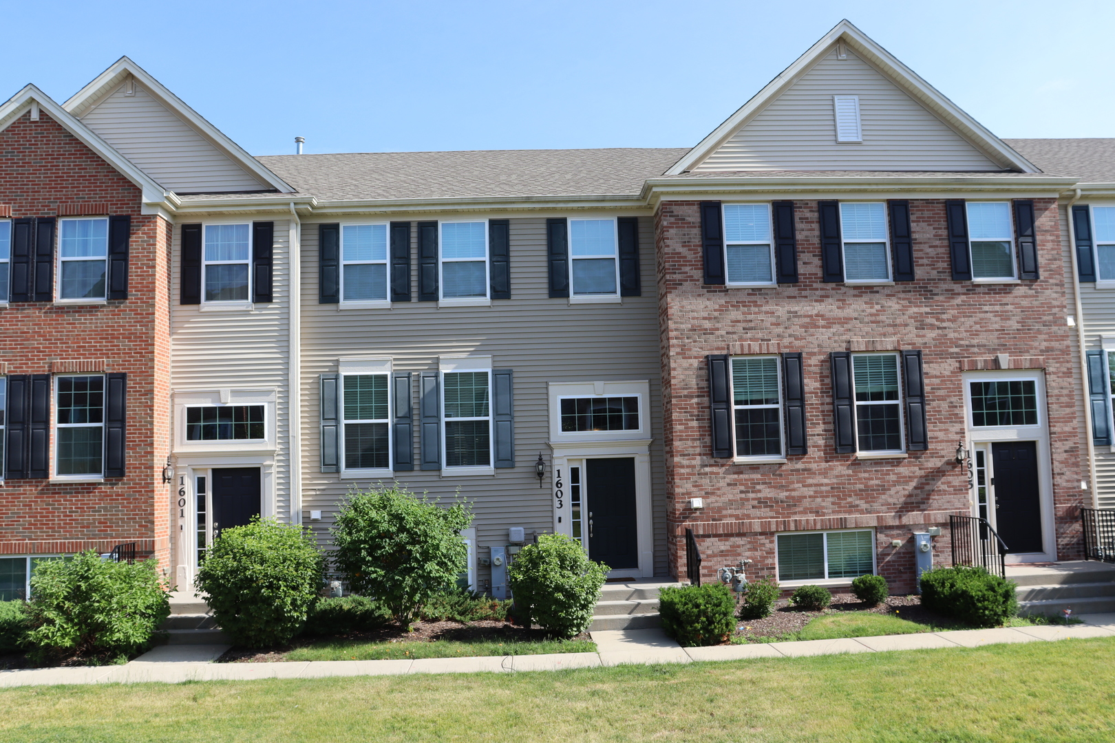 1603 Deer Pointe Drive, South Elgin IL 60177