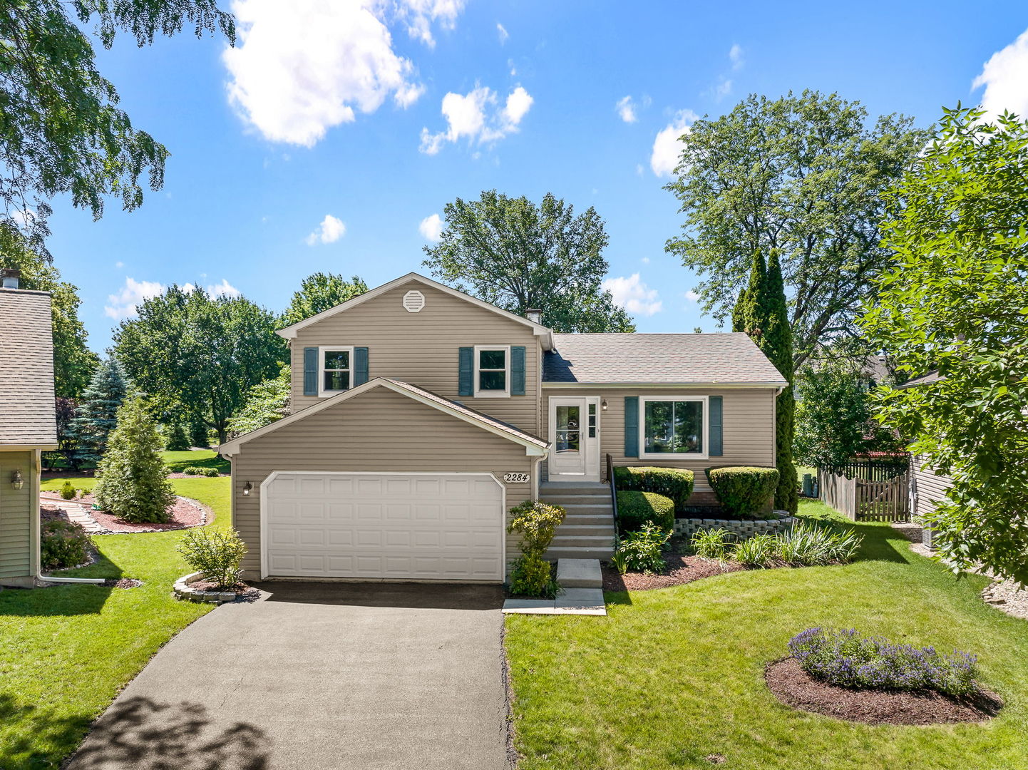 2284 Briarhill Drive, Naperville IL 60565