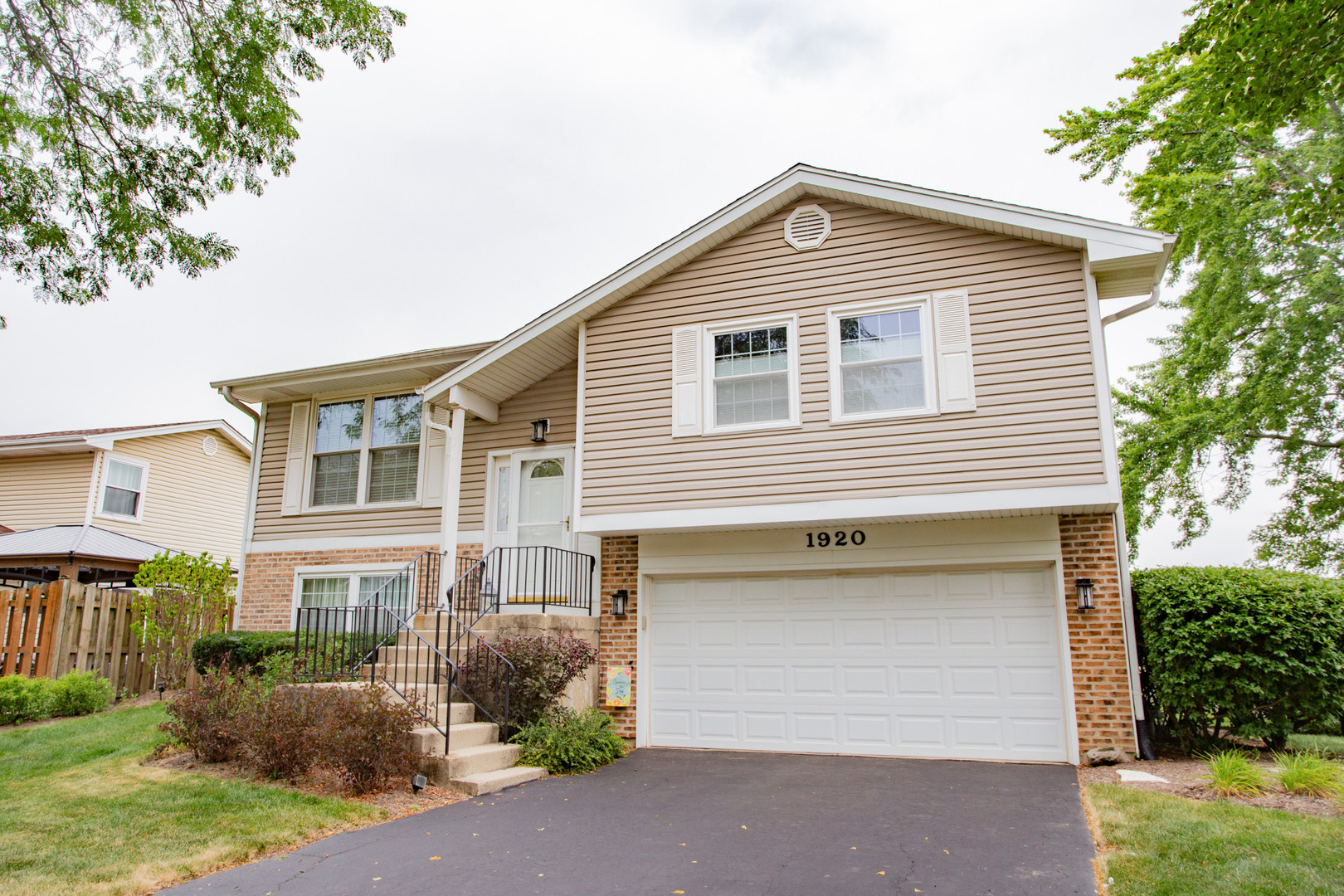 1920 Crescent Lane, Hoffman Estates IL 60169
