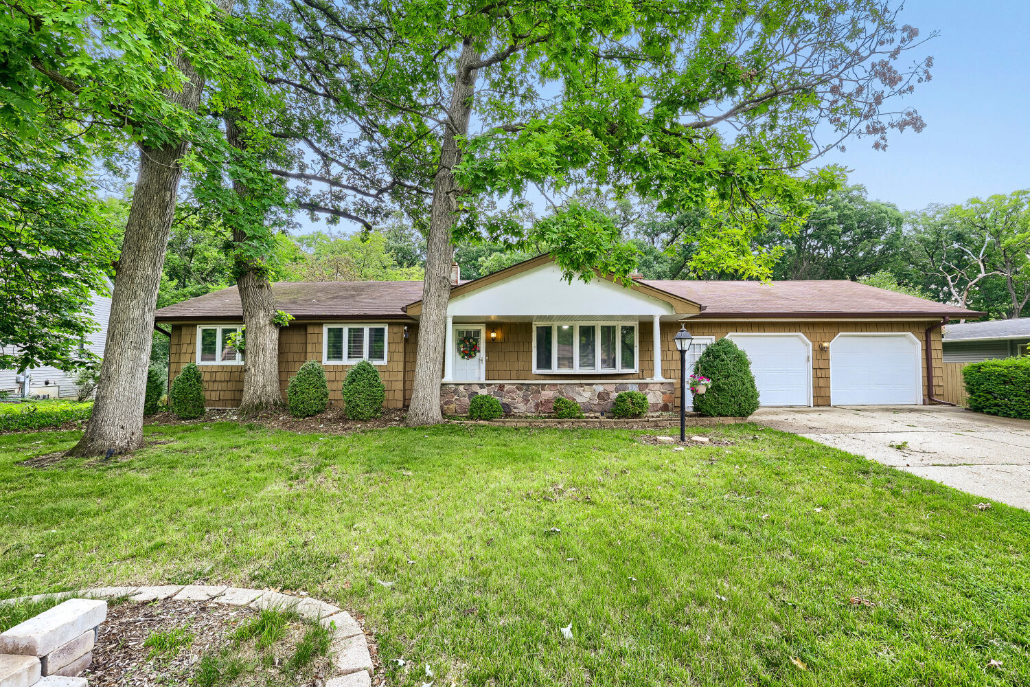 823 Greenwood Avenue, Carpentersville IL 60110