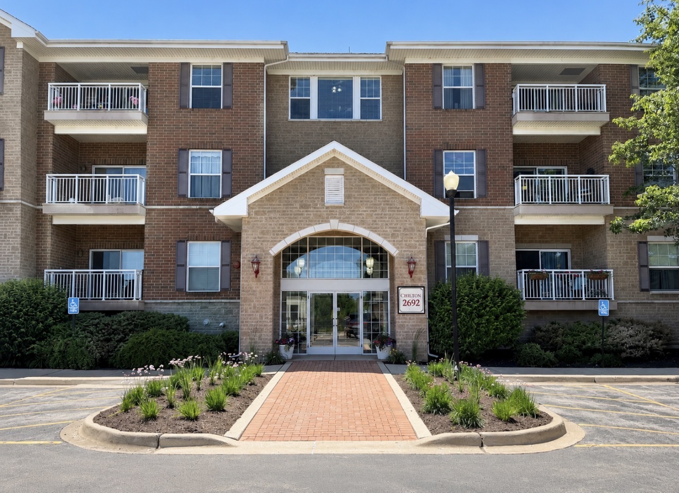 2692 Stone Circle Unit 302, Geneva IL 60134